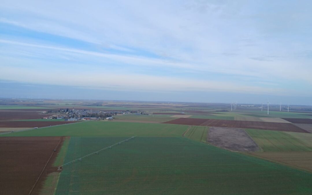Un mât de mesure installé pour le projet du champ éolien du Chemin de César
